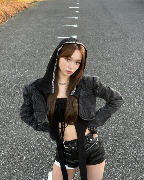 입술 피어싱 르세라핌 김채원 가죽핫팬츠