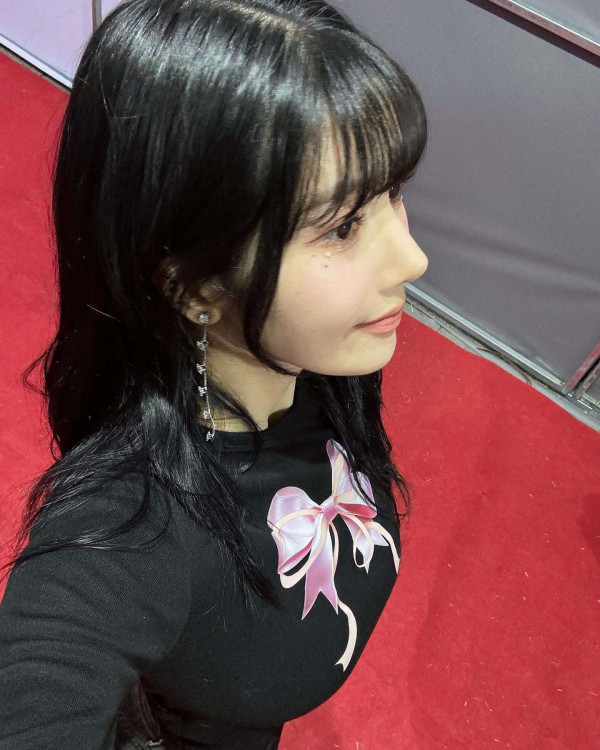 검은 티셔츠 셀카 찍는 권은비
