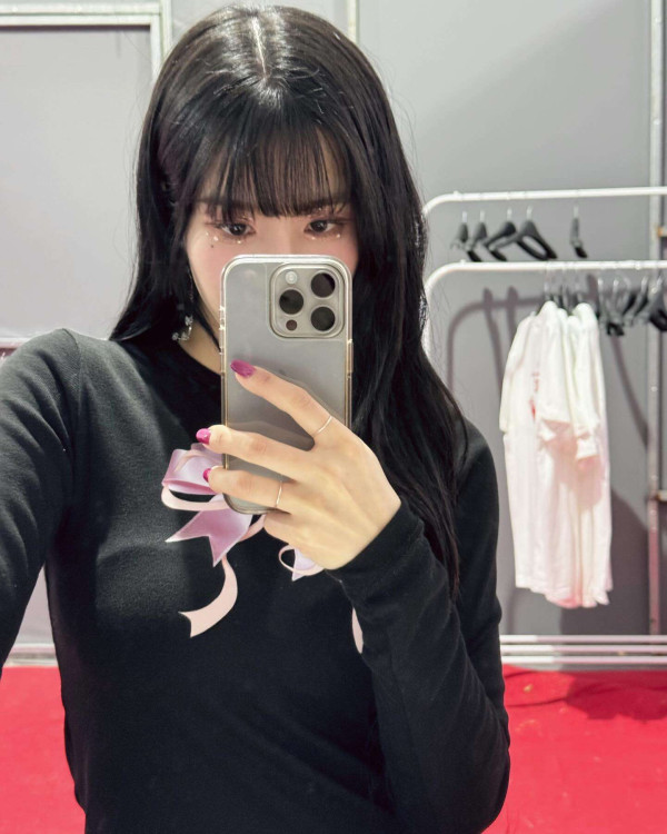 검은 티셔츠 셀카 찍는 권은비