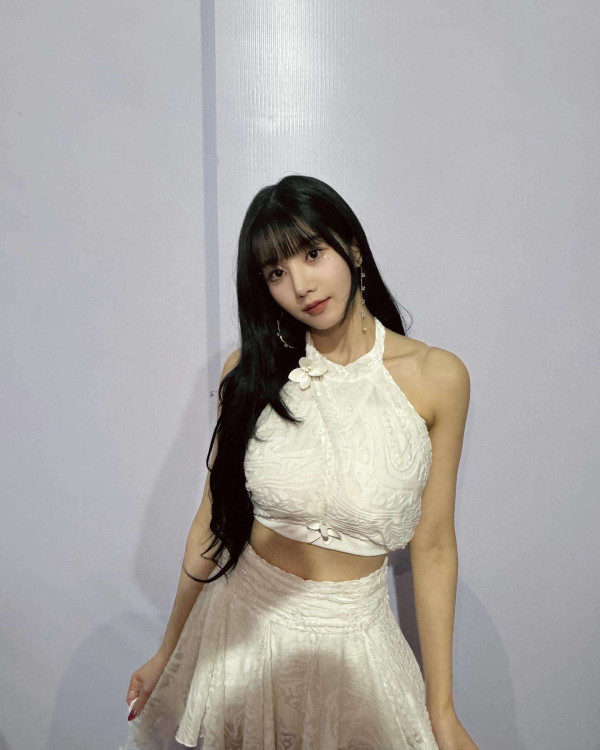 검은 티셔츠 셀카 찍는 권은비