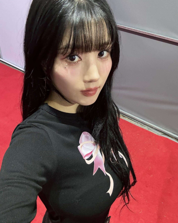 검은 티셔츠 셀카 찍는 권은비