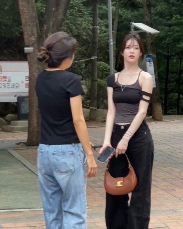 길에서 찍힌 배우 고윤정