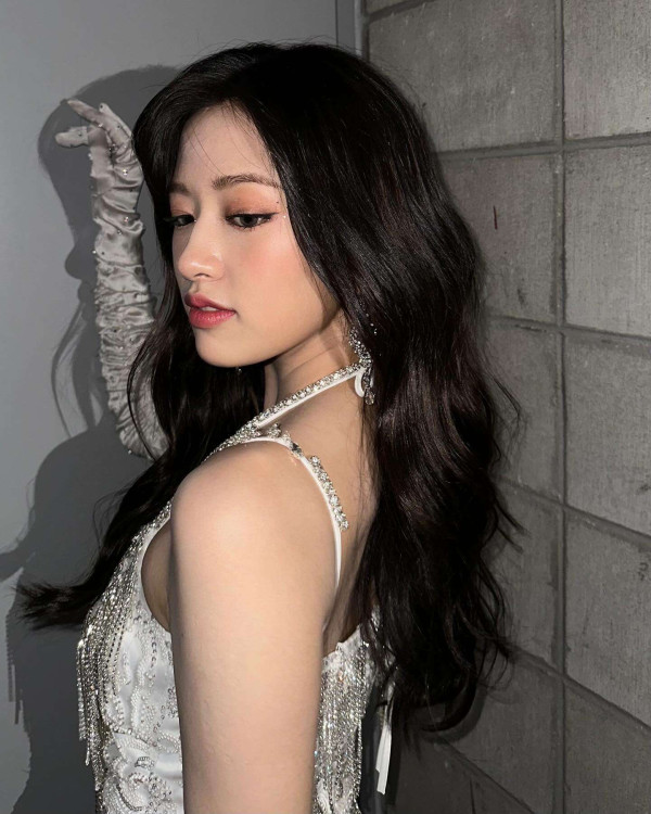 계단에서 각선미 자랑하는 IVE 안유진