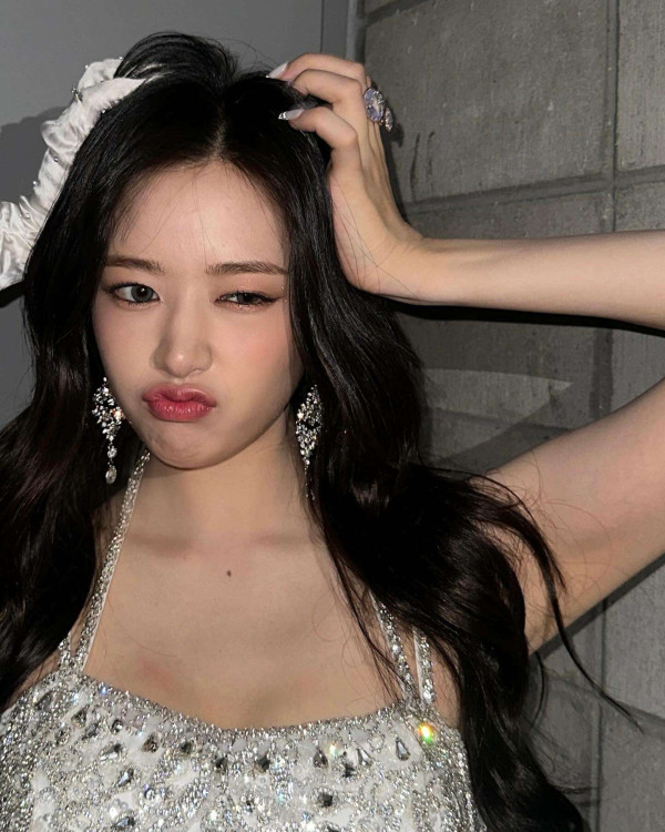 계단에서 각선미 자랑하는 IVE 안유진