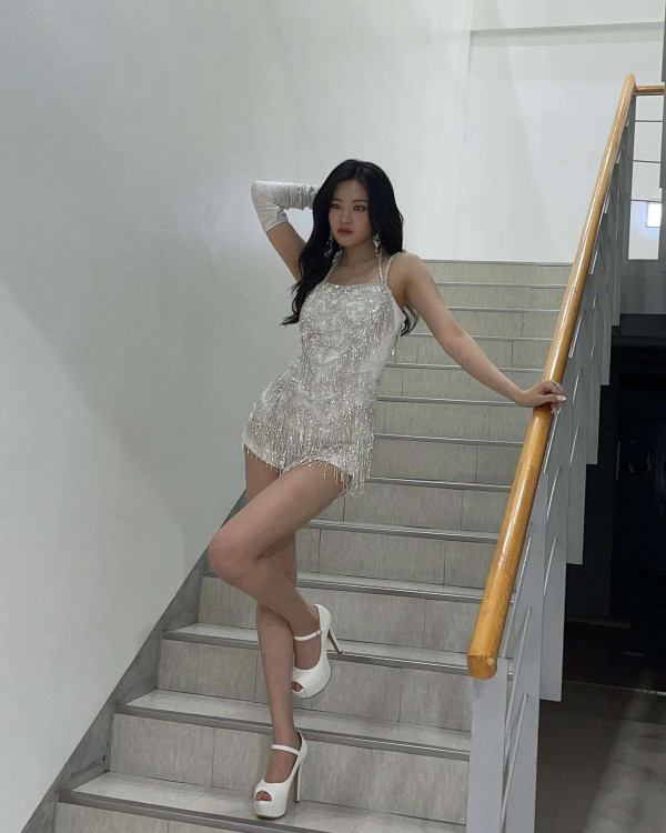 계단에서 각선미 자랑하는 IVE 안유진