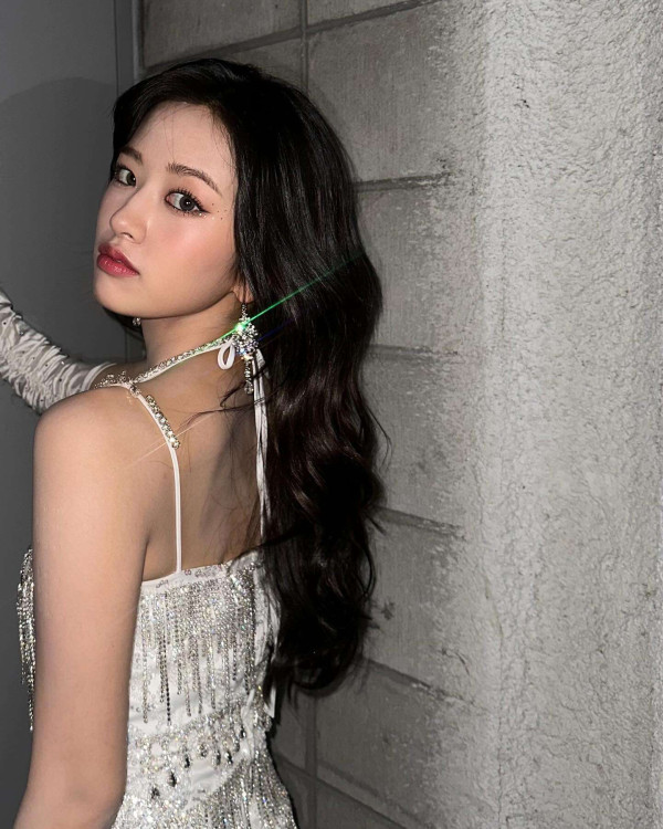 계단에서 각선미 자랑하는 IVE 안유진