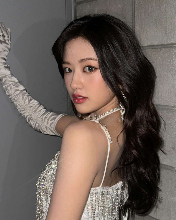 계단에서 각선미 자랑하는 IVE 안유진