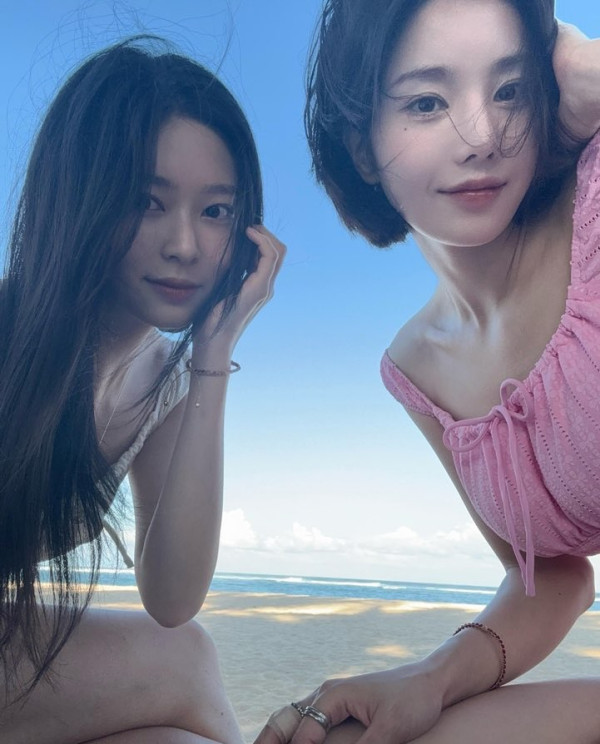 워터밤 여신 권은비 파란 끈비키니
