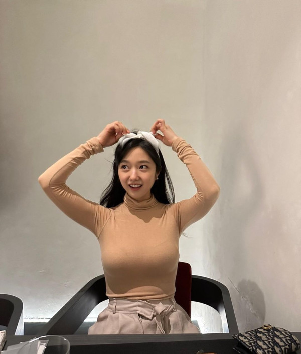 누드톤 폴라티 이혜성 아나운서