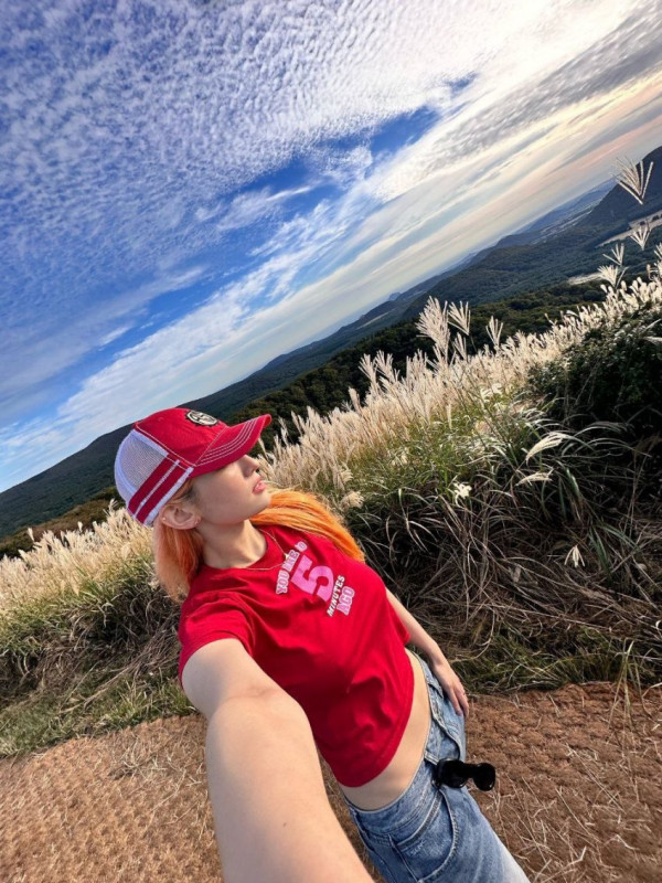 빨간 크롭티 개미허리 전소미