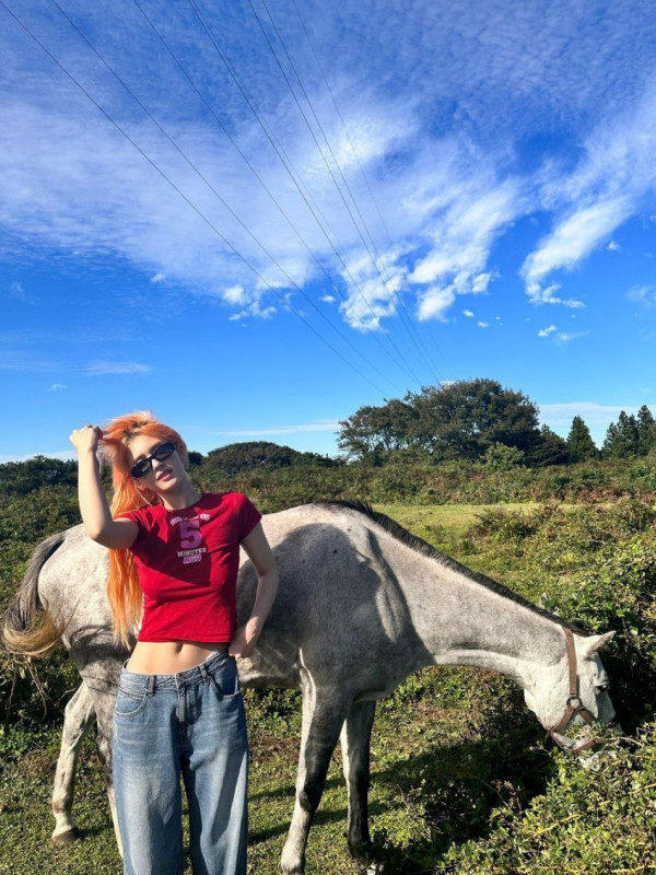 빨간 크롭티 개미허리 전소미