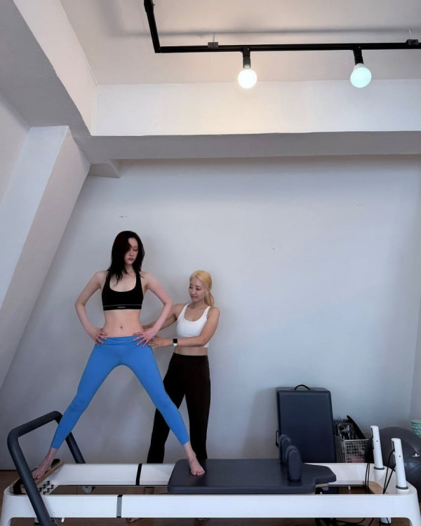 레깅스 입고 필라테스 운동하는 전종서