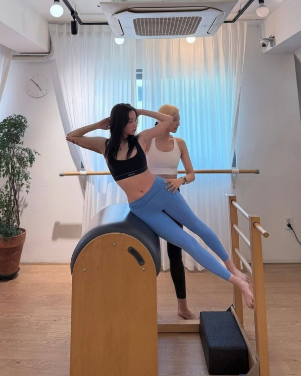 레깅스 입고 필라테스 운동하는 전종서