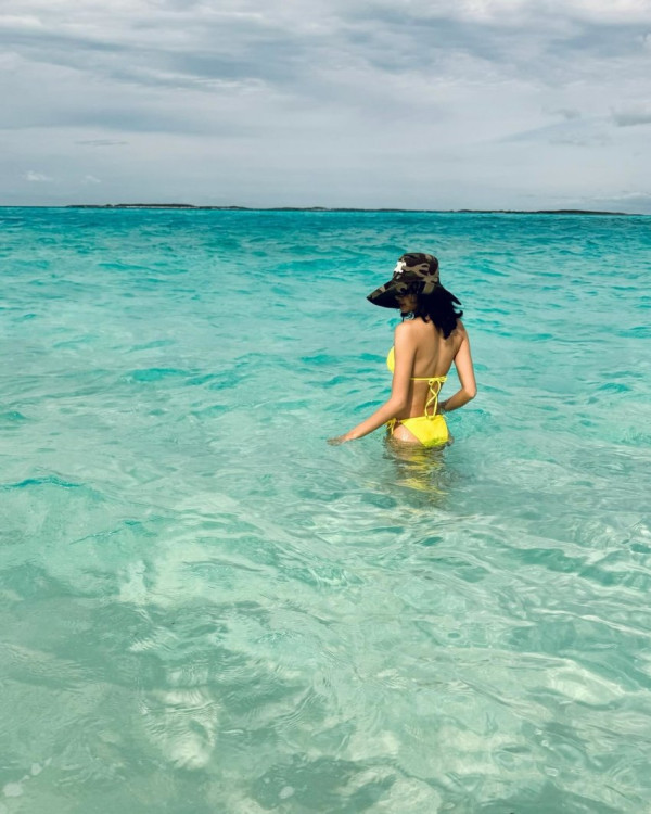 노란색 끈비키니 블랙핑크 리사 몸매