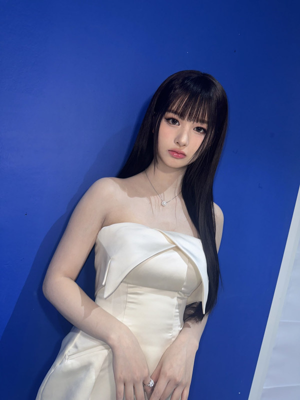 오프숄더 미니드레스 엔믹스 설윤