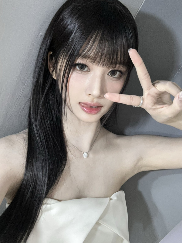 오프숄더 미니드레스 엔믹스 설윤