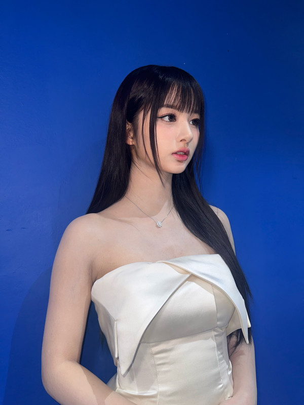 오프숄더 미니드레스 엔믹스 설윤