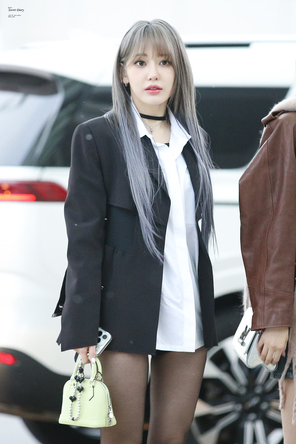 하의실종 셔츠룩 검스 르세라핌 사쿠라