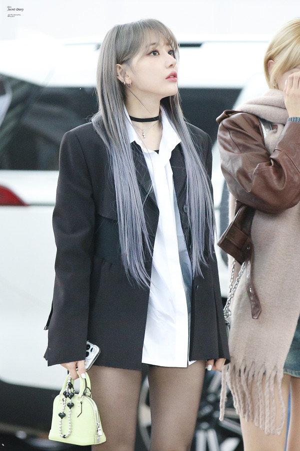 하의실종 셔츠룩 검스 르세라핌 사쿠라