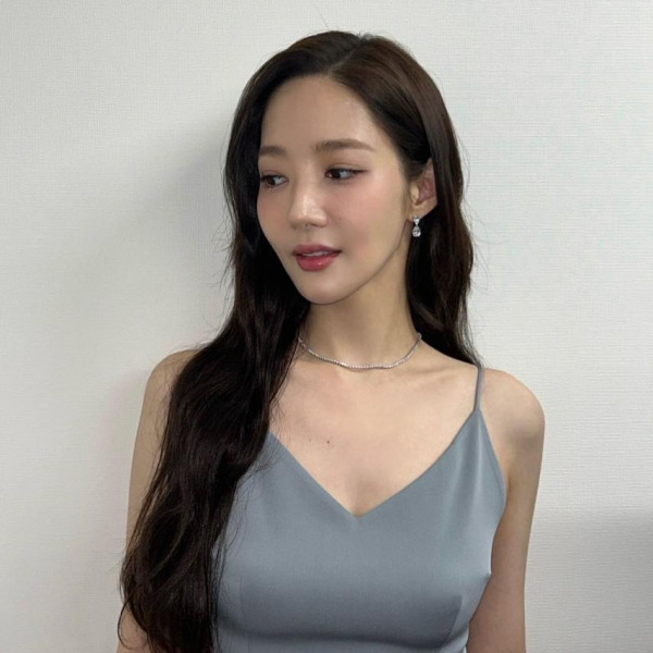 끈드레스 볼륨..배우 박민영