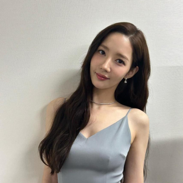 끈드레스 볼륨..배우 박민영