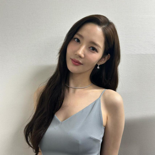 끈드레스 볼륨..배우 박민영