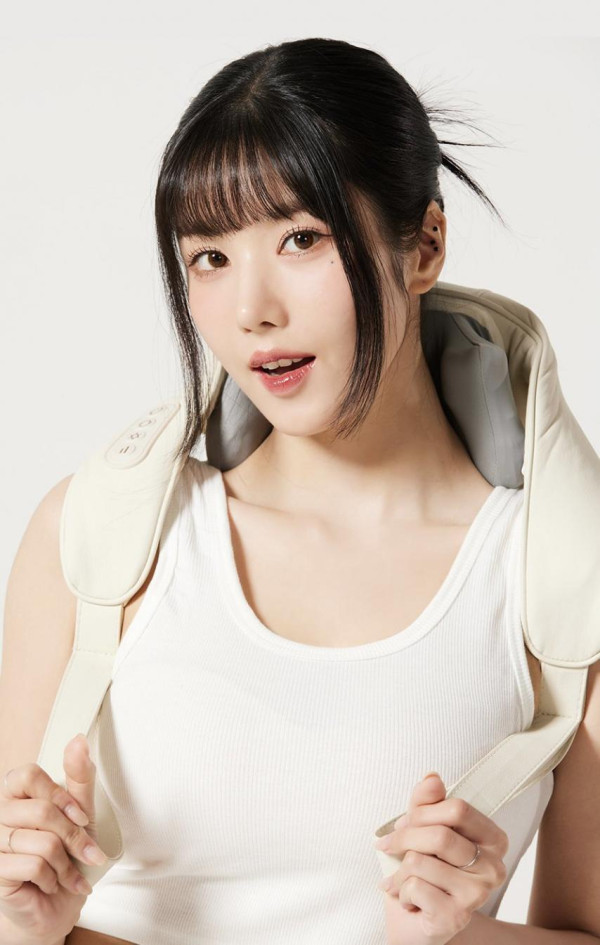 권은비 마사지기 광고 화보