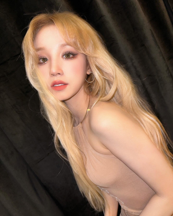 누드톤 드레스 아이들 우기..늘씬한 몸매