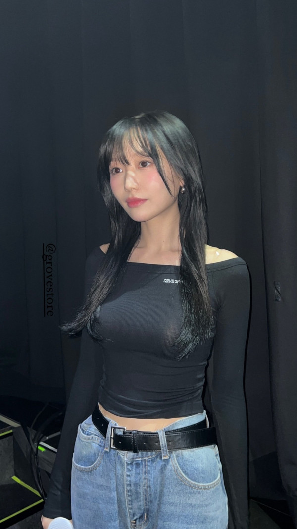 검은색 크롭티 러블리즈 류수정