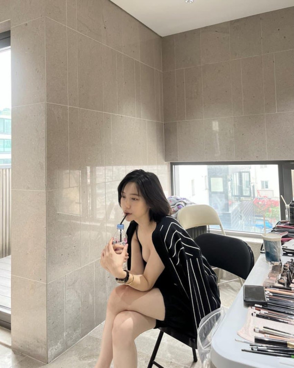 섹시한 검은색 레이스 슬립 박지현 화보