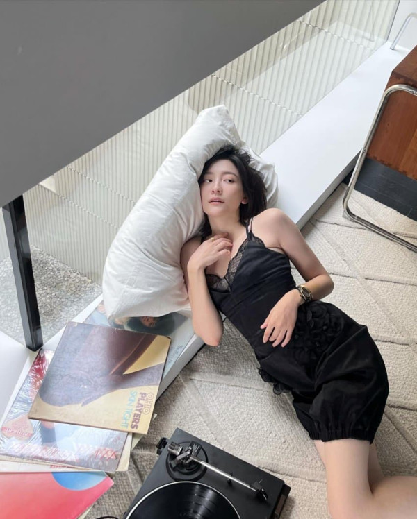 섹시한 검은색 레이스 슬립 박지현 화보