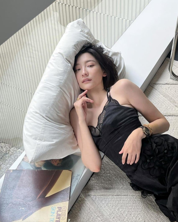 섹시한 검은색 레이스 슬립 박지현 화보