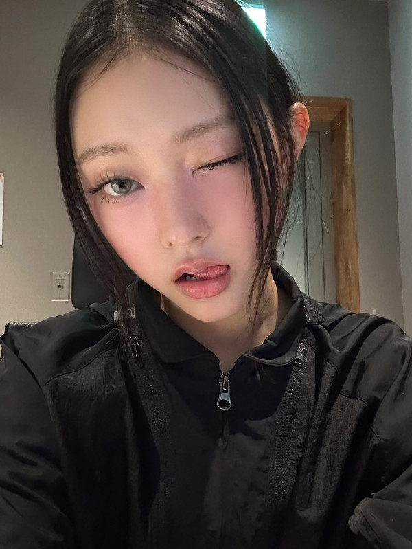 윙크하면서 혀를 내민 뉴진스 해린