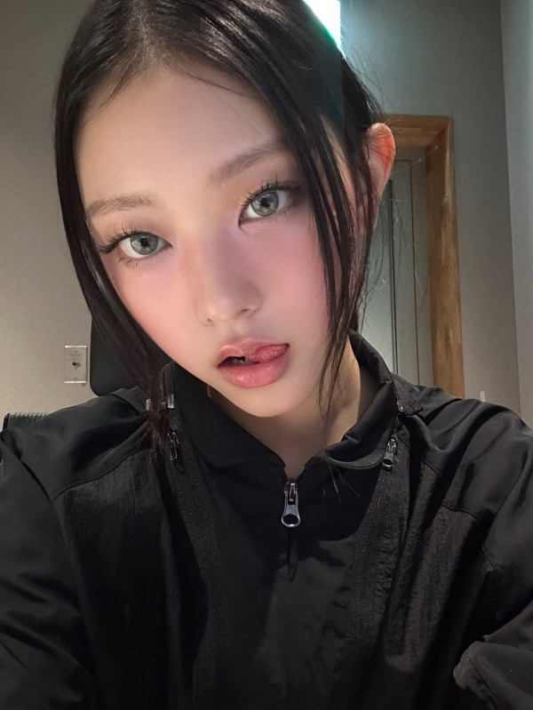 윙크하면서 혀를 내민 뉴진스 해린