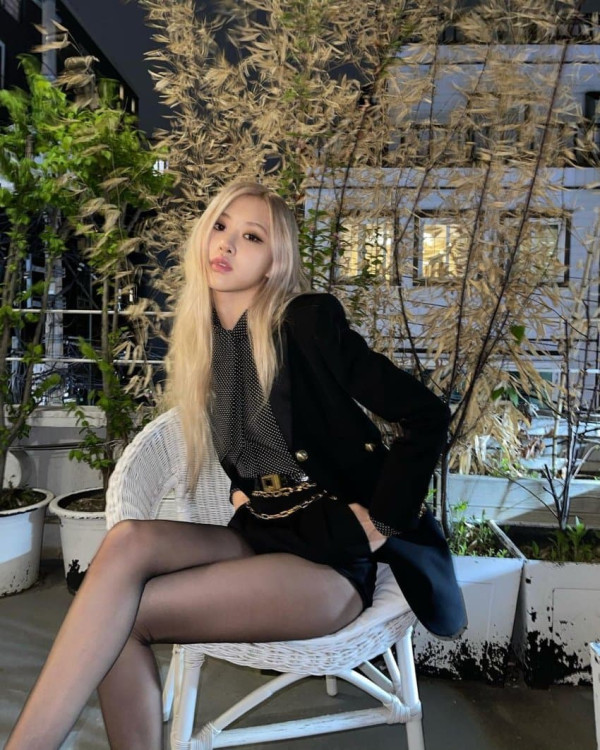 의자에 앉은..검스 블랙핑크 로제