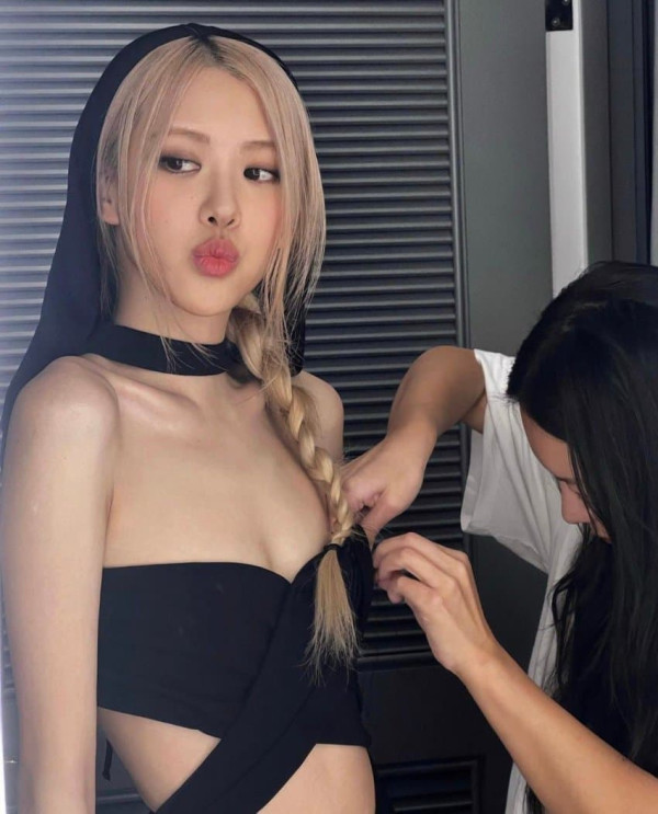 의자에 앉은..검스 블랙핑크 로제