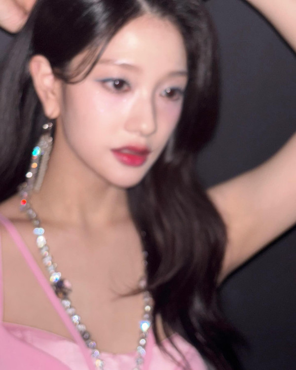 핑크색 란제리룩 프로미스나인 이서연 퇴폐미