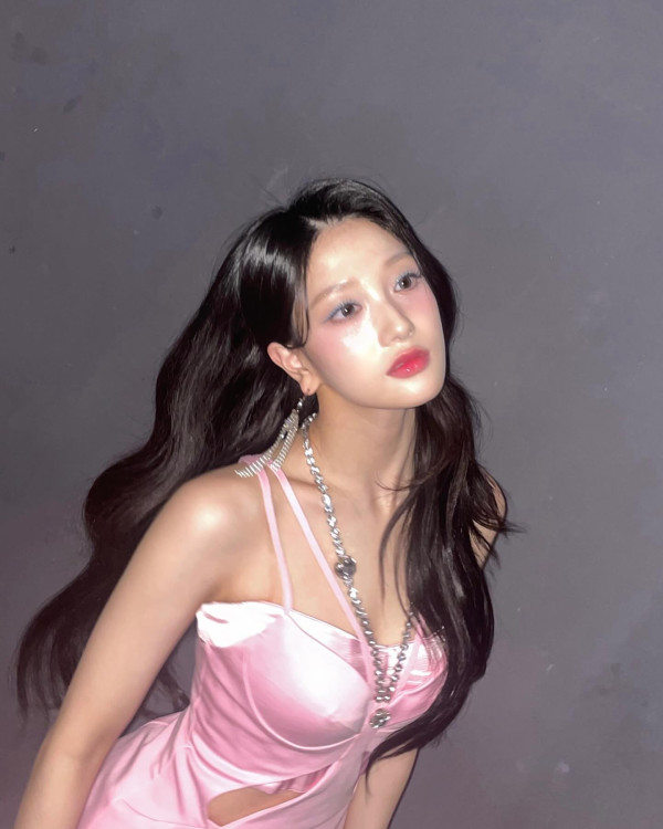 핑크색 란제리룩 프로미스나인 이서연 퇴폐미