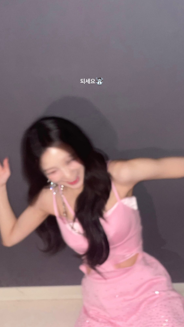 핑크색 란제리룩 프로미스나인 이서연 퇴폐미