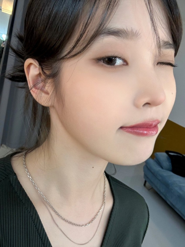 하얀 드로즈 입고 쇼파에 엎드려 있는 섹시유