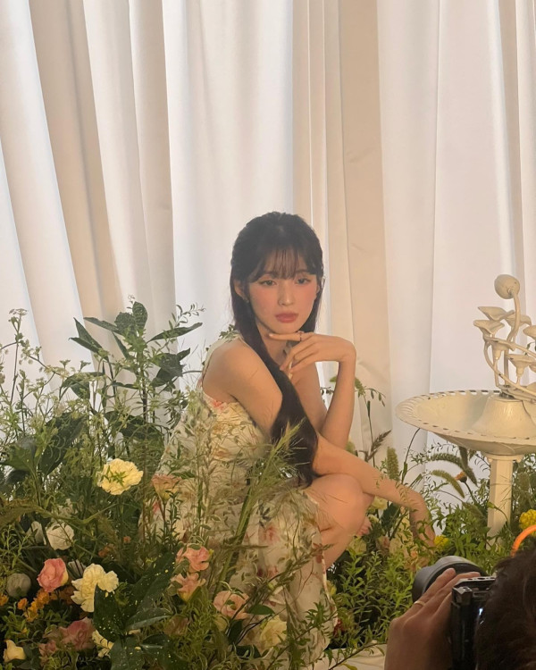 원피스 입고 화보 촬영하는 오마이걸 아린