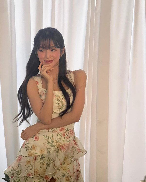원피스 입고 화보 촬영하는 오마이걸 아린