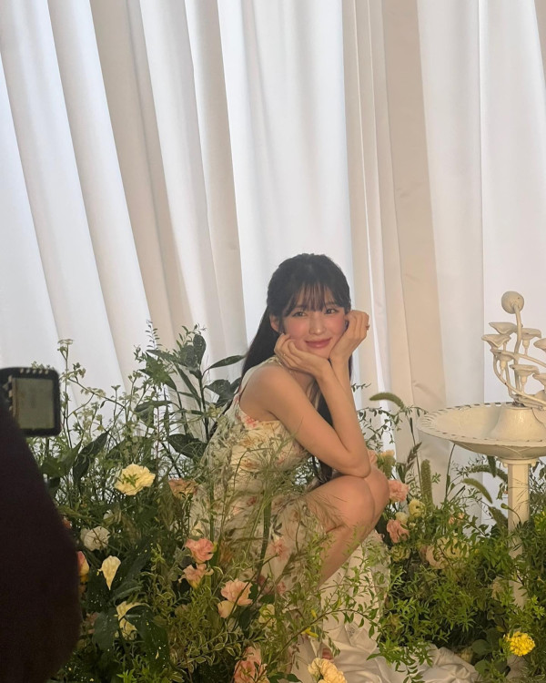 원피스 입고 화보 촬영하는 오마이걸 아린