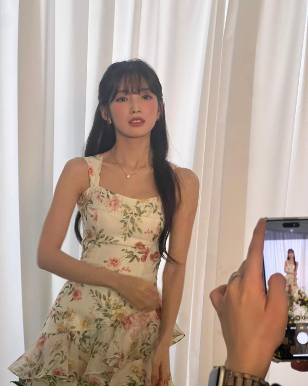 원피스 입고 화보 촬영하는 오마이걸 아린