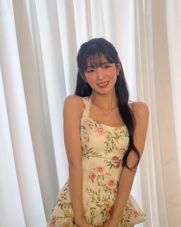 원피스 입고 화보 촬영하는 오마이걸 아린