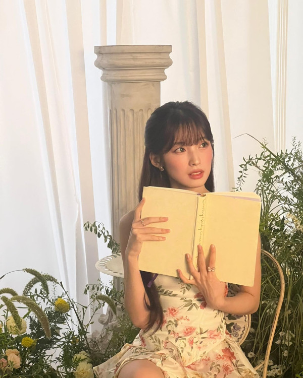 원피스 입고 화보 촬영하는 오마이걸 아린