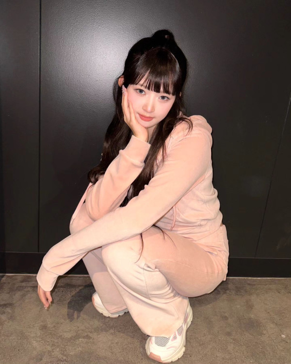 츄리닝 입고 쪼그려 앉은 아이브 레이