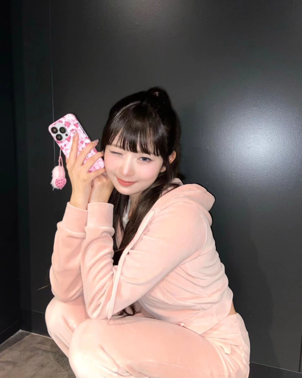 츄리닝 입고 쪼그려 앉은 아이브 레이