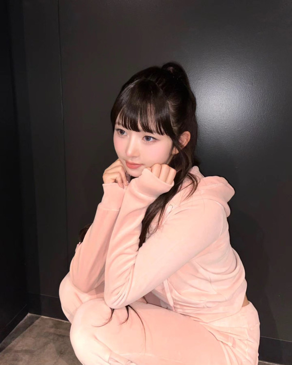 츄리닝 입고 쪼그려 앉은 아이브 레이