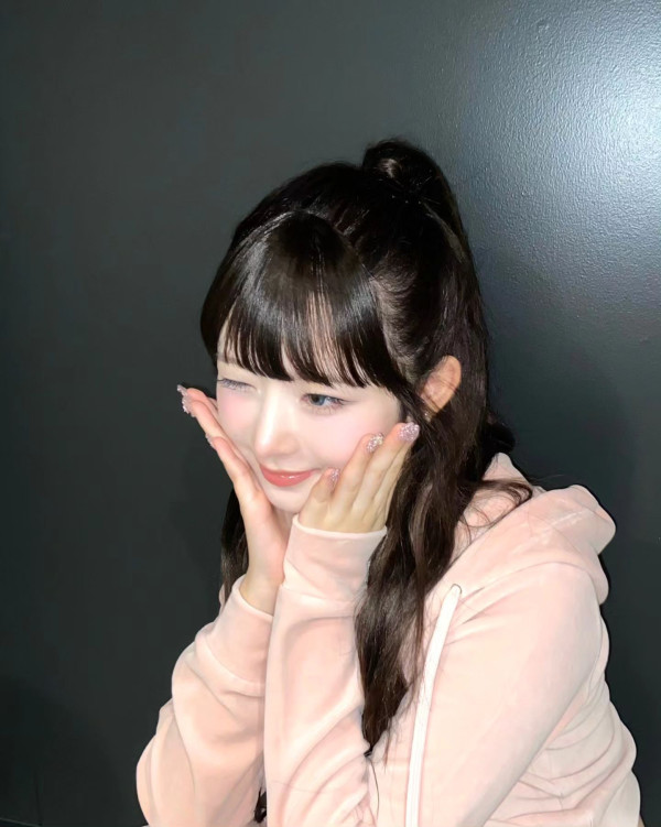 츄리닝 입고 쪼그려 앉은 아이브 레이